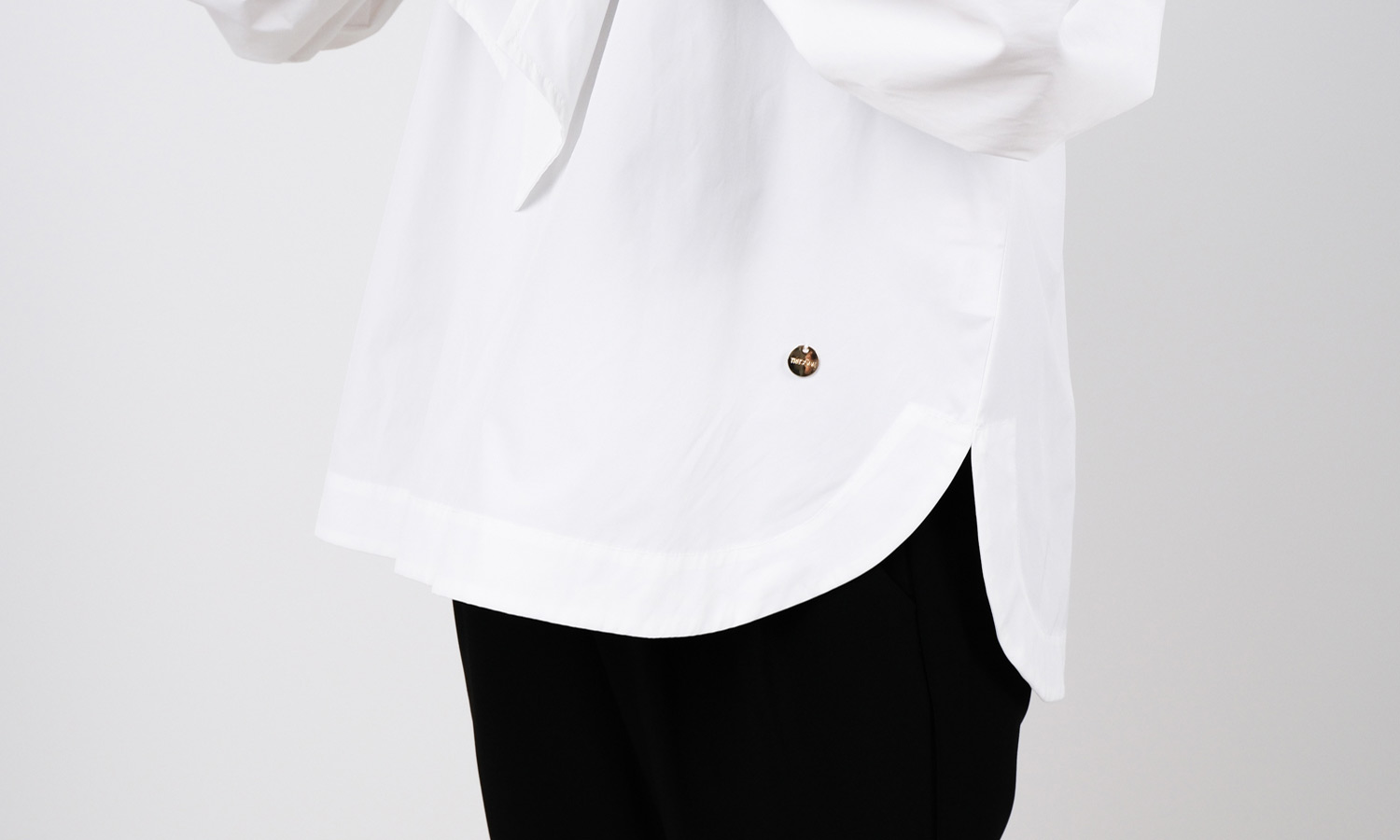 164cmのスタッフが着用したボウタイブラウスの詳細画像