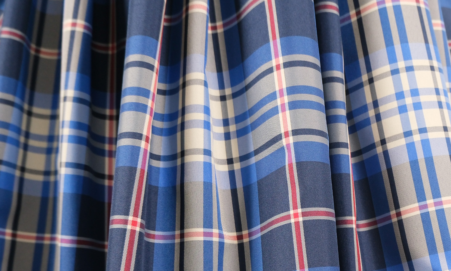 ロイヤルサファイヤチェックスカート