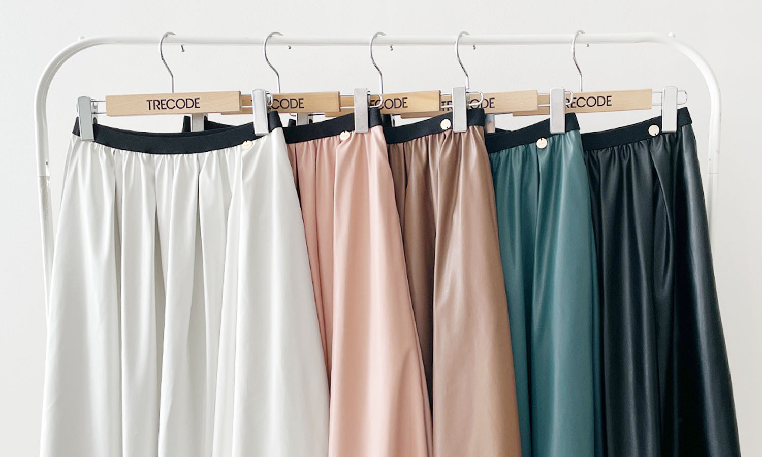 神戸・山の手フェイクレザースカートは秋冬らしいピンク、グリーン、ホワイト、ブラウン、ブラックの5色