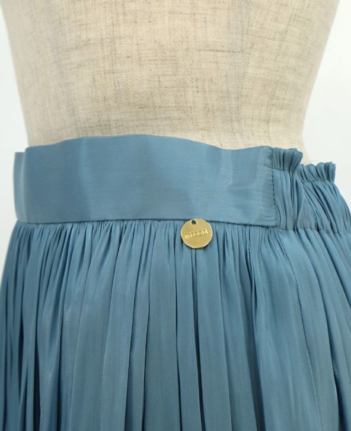 光沢のあるブルーのドレープギャザーロングスカート 2020年秋冬トレンドカラー