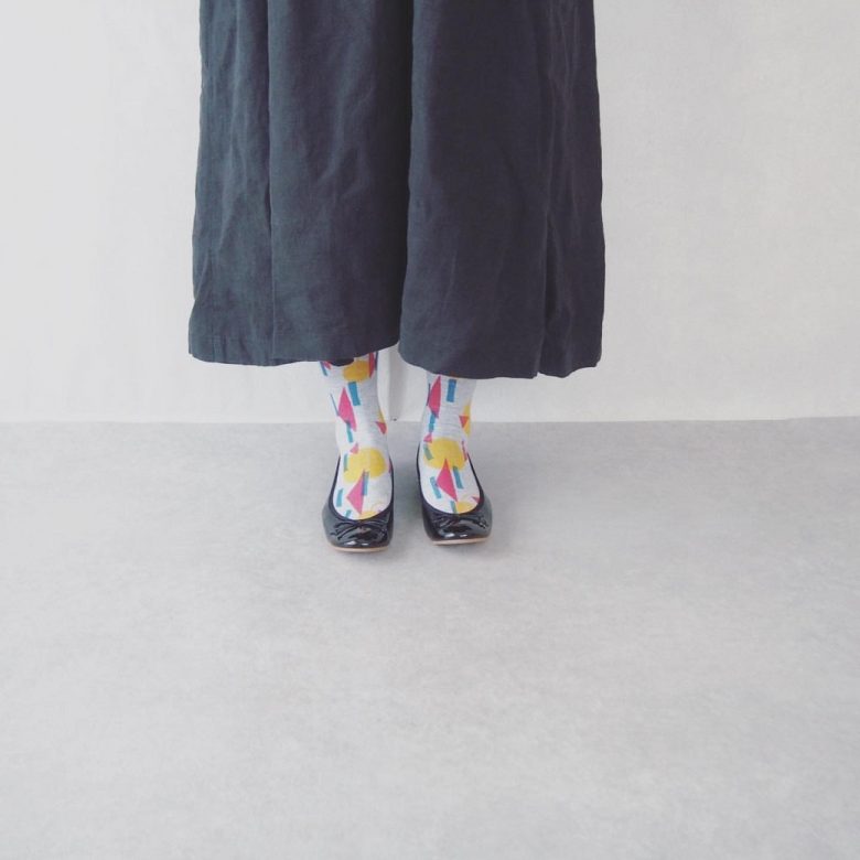 2021年12月10日発売の雑誌「CLUEL（クルーエル）」1月号で紹介されたラウンドトゥのフラットソールエナメルバレエシューズのブラックに幾何学模様の白靴下を合わせておでかけも楽しく