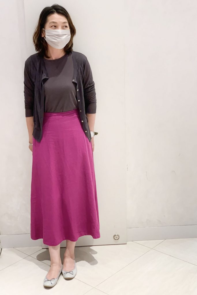 セットアップのようなインナーとカーディガンが落ち着いた色ならボトムスには思いっきり華やかな色をチョイス。