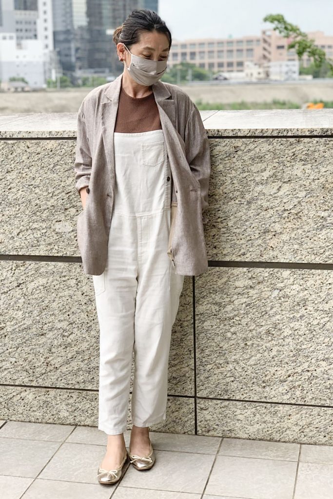 オーバーオールはリネンのジャケットで大人顔に。ワントーンコーデにゴールドのスクエアバレエ投入で 50代にふさわしい大人感を演出。