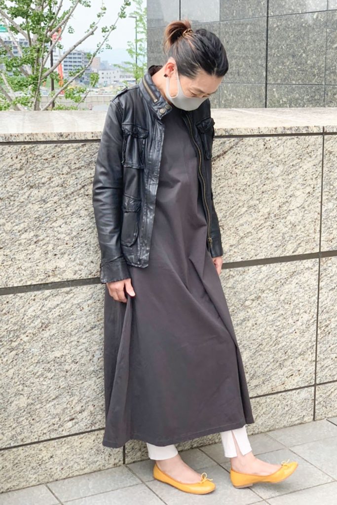 ワンピの甘さを皮ジャンでクールなイメージに。 着られる期間が短い革ジャンは秋口にどんどん 取り入れたいアイテム。