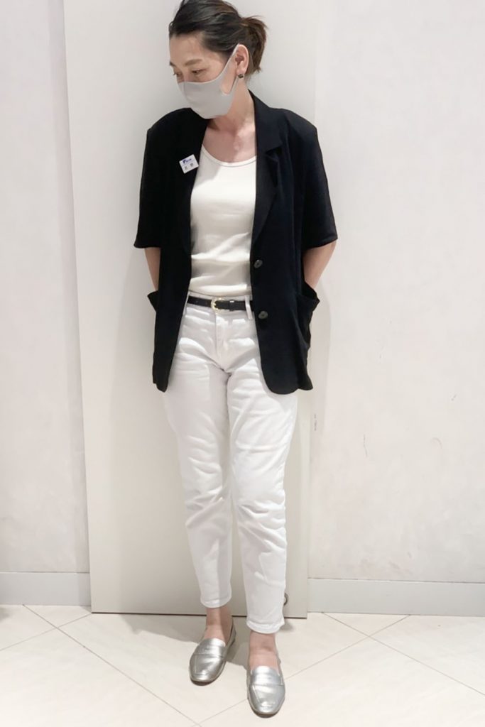 ホワイト基調のカジュアルベースをブラックのジャケットでキリリと引き締め。 モノトーンコーデは足元までブラックだときつい印象になりがちだから、シルバーで抜け感を。
