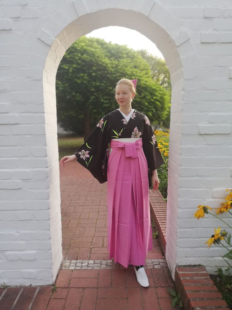 ベーシックな袴の着こなしをブーツを合わせずにあえてショートタイプのレースアップシューズを。靴下のチラ見せで遊ぶのも楽しいモダン着物コーデです。