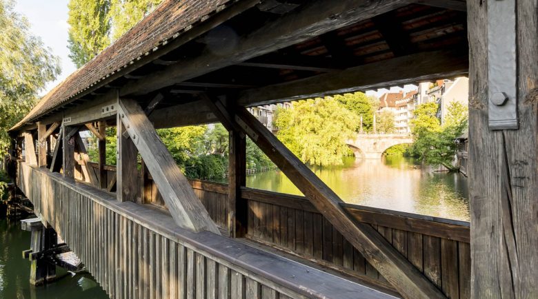 ドイツはニュルンベルクにある小さな橋・ヘンカーシュテークは喧噪を離れ穏やかに過ごしたいときにぴったり。
