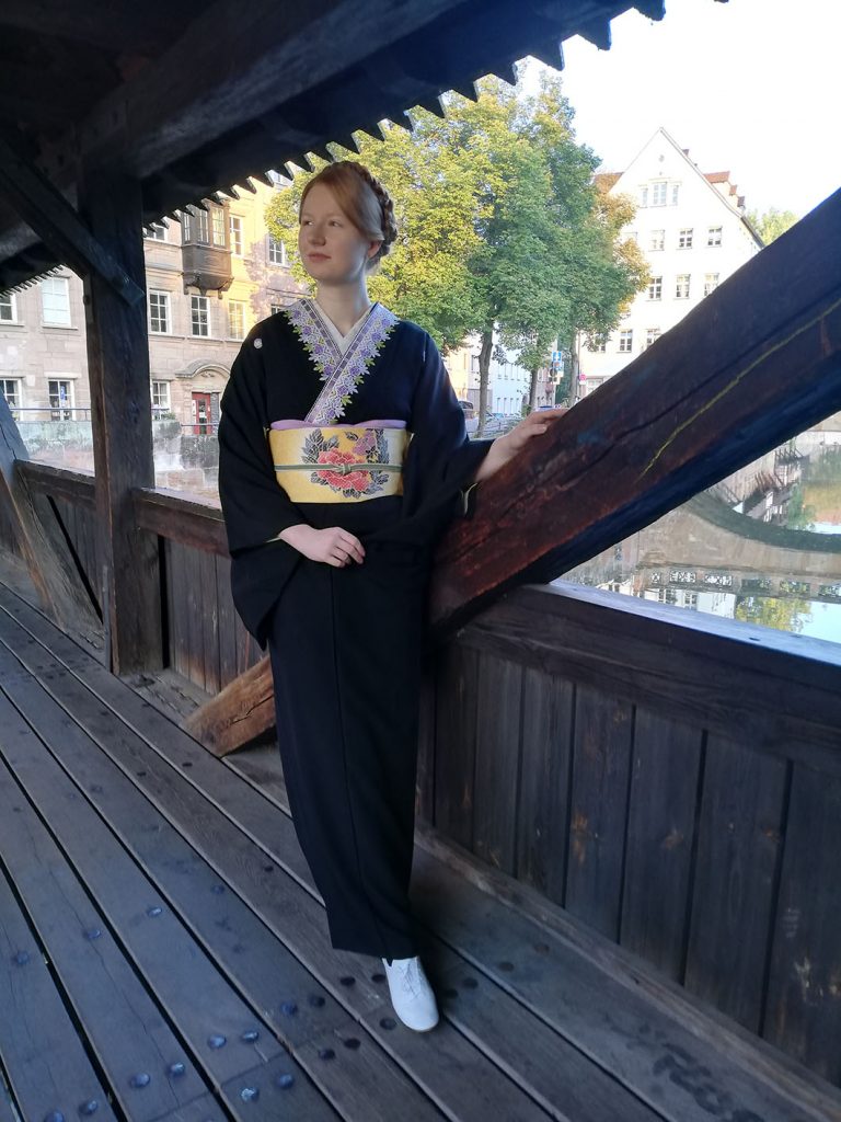 喪服も襟にレースを付けたり、家紋に刺しゅうやワッペンを付けるだけでたちまちモダン着物に変身。足元は着物の雰囲気に合わせて、まるで足袋のような白いレースアップシューズを。