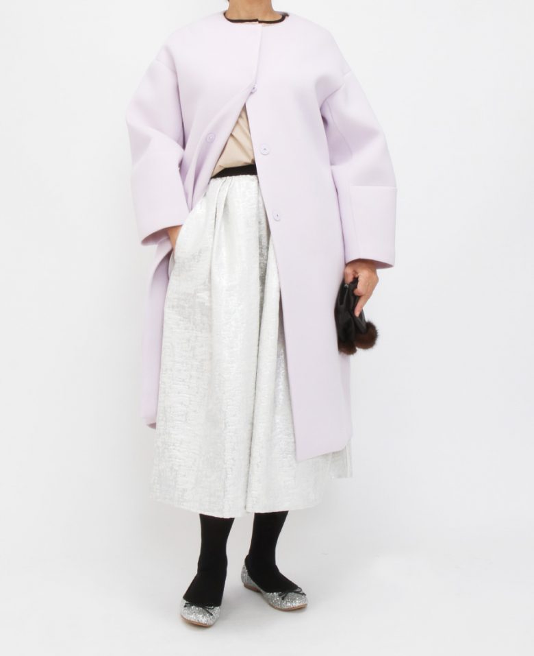 ジャガード調のミモレ丈メタリックシルバースカートと温かい、軽い、可愛い、旬のリバーコートとタイツを合わせた秋のコーディネート。