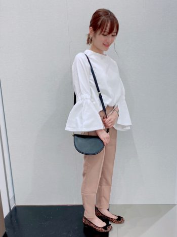 肌触りの良いコットン100%のホワイトカラーフレアスリーブコットンカットソーとベージュのテーパードパンツを合わせた秋コーデ。秋コーディネート。