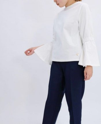 肌触りの良いコットン100%のホワイトカラーフレアスリーブコットンカットソーとネイビーのテーパードパンツを合わせた秋コーディネート・