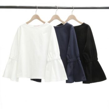 肌触りの良いコットン100%のホワイトカラーフレアスリーブコットンカットソー ホワイト、ネイビー、ブラック、カラー3色展開。大人可愛いデザインです。