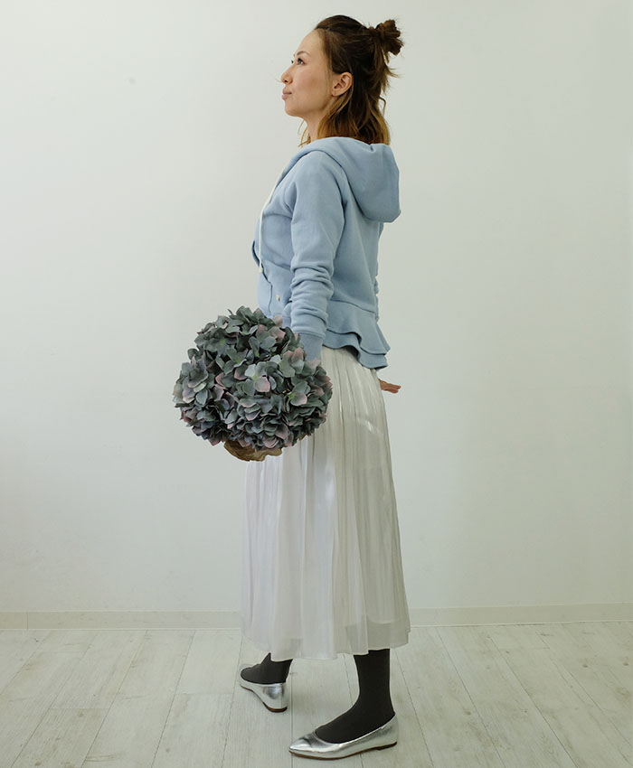 光沢のあるホワイトのドレープギャザーロングスカートに