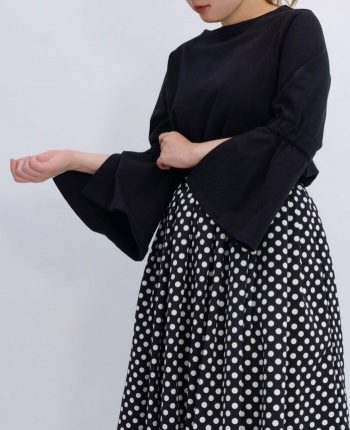 肌触りのいいコットン100%のブラックカラーフレアスリーブコットンカットソーとドット柄のスカートを合わせた秋のコーディネート。