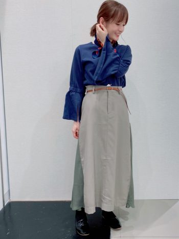 肌触りの良いコットン100%のネイビーカラーフレアスリーブコットンカットソーと異素材きりかえスカートと合わせた秋のコーディネート。