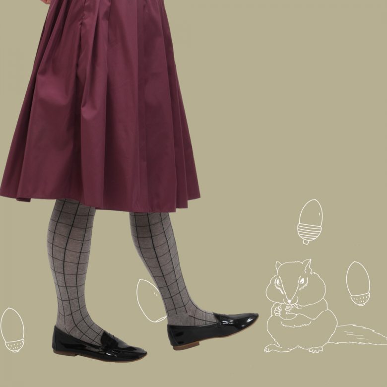 ボルドーのふんわりギャザースカートにエナメルのコインローファーで秋色コーデ。