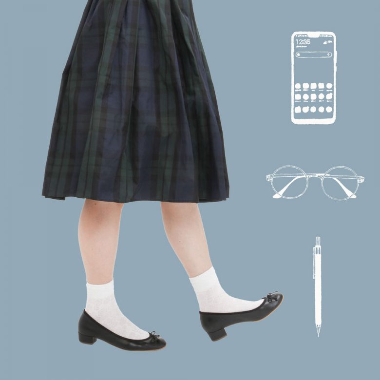 タータンチェックのスカートは白い靴下とヒール付きの黒バレエシューズで賢い系女子を演出。
