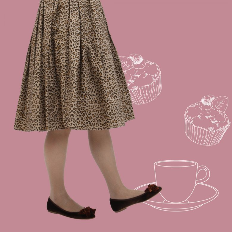 ウエストゴムのレオパード柄フレアスカートにはベロアのフラットパンプスで食べ歩きにぴったり。