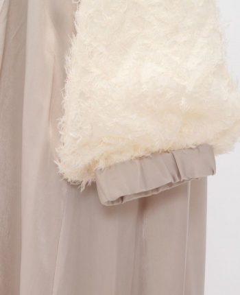 サテン地ピンタックロングワンピース、ベージュカラーフリンジワンピース。