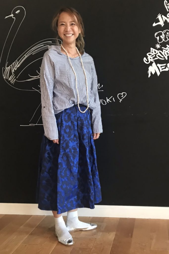 ナチュラルなストライプブラウスに立体的な花柄が美しいジャガードのギャザースカートを合わせました。シルバーのスクエアトゥバレエシューズはソックスと合わせてガーリーに。