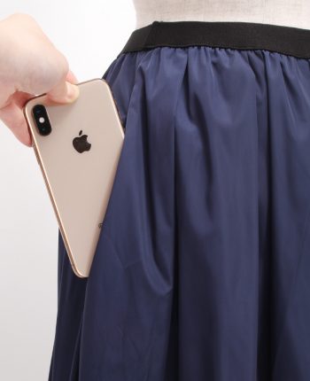 山の手スカートの新レングス! 神戸・山の手ネイビースカートのマキシ丈!スマートホンや小物類を入れられるポケットが両サイドについています。