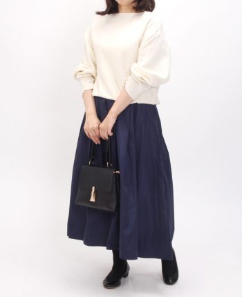 神戸・山の手スカートの新レングス！ マキシ丈ネイビースカートとタイツを合わせ、ホワイトぽわん袖ニットと合わせた秋コーデ。