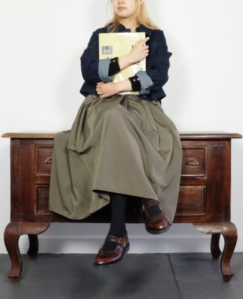 山の手スカートの新レングス! カーキマキシ丈スカート。デニムジャケットを合わせ、よりクラシカルな大人っぽい印象を演出♪