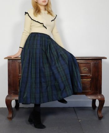 山の手タータンスカートの新レングス! 神戸・山の手グリーンタータンスカート マキシ丈!白のニットに合わせた秋コーデ。