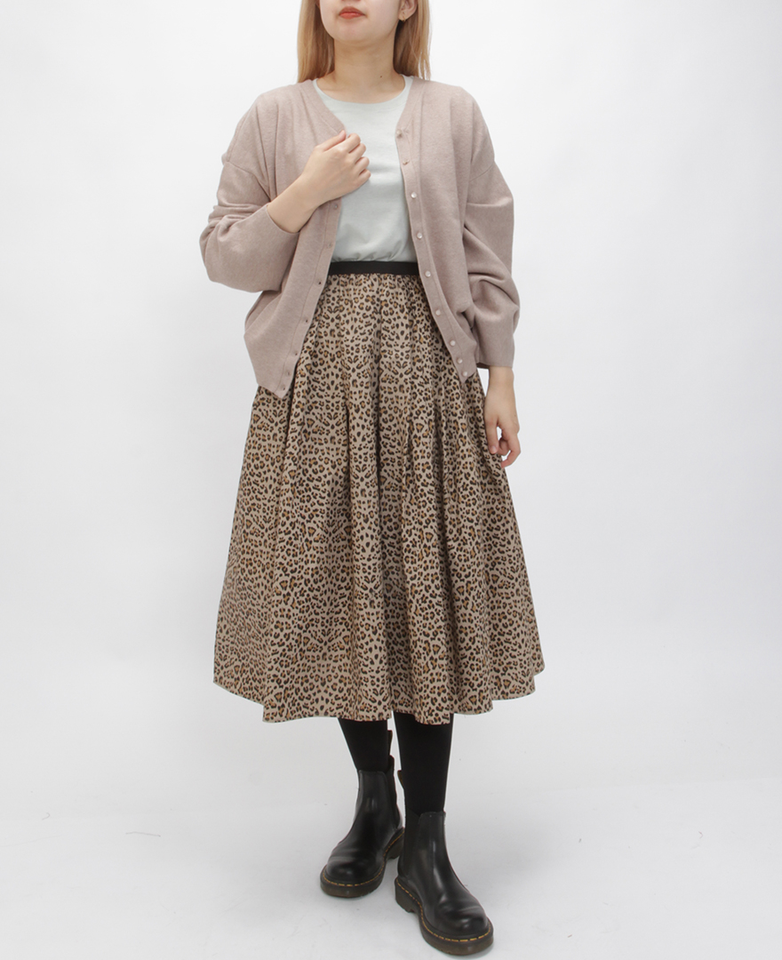 ベージュのもちもちニットにレオパード柄のフレアスカートを合わせた甘辛MIXなコーディネート