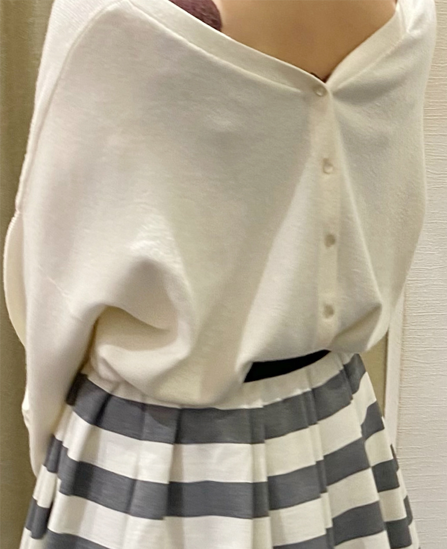 もちもちニットのボタン側を背中にした着用画像