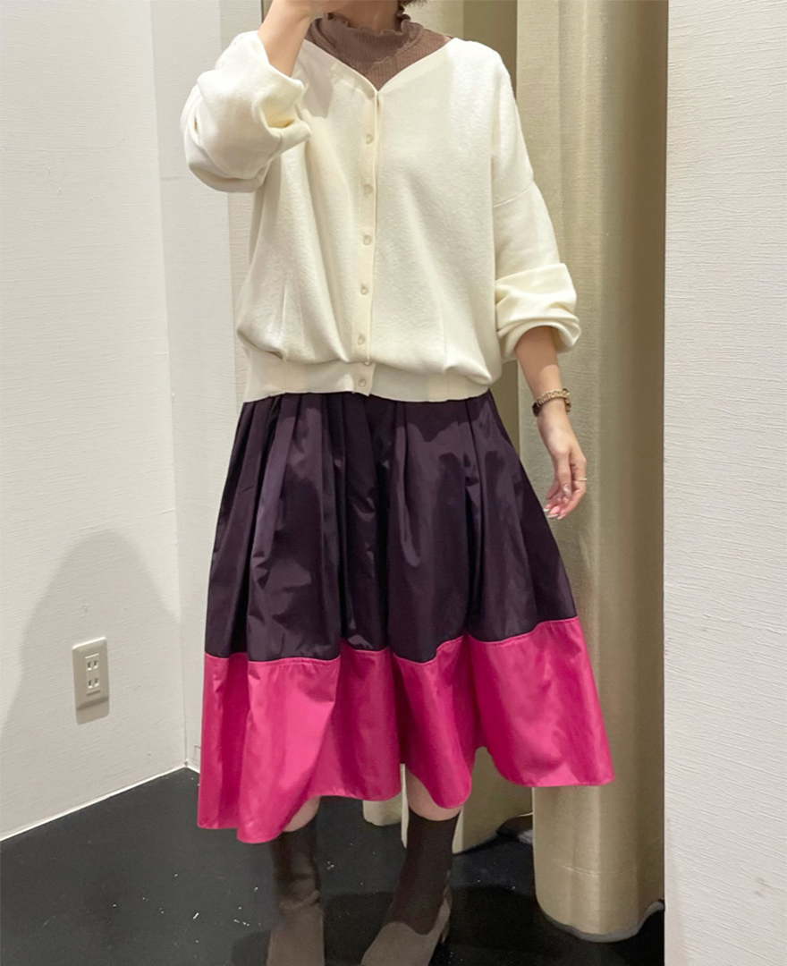 ホワイトのもちもちニットにパープルのフレアスカートとブーツを合わせた秋冬コーデ