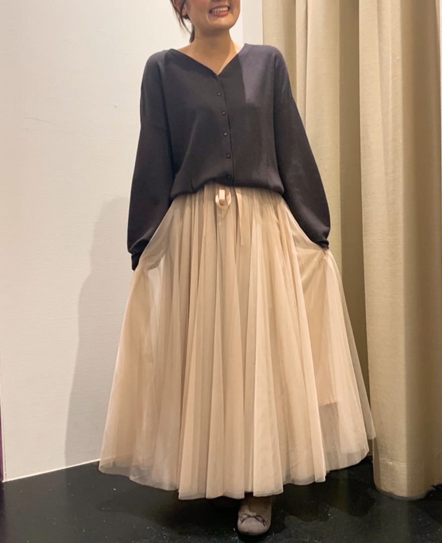 チャコールのもちもちニットにアイボリーのチュールスカートマキシ丈を合わせて大人ガーリーコーデ