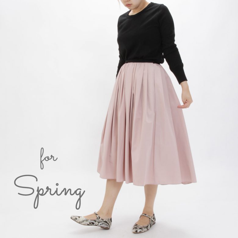 春コーデには薄手のニットとパステルカラーのスカートと合わせて