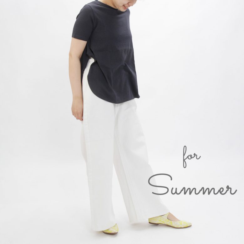 夏はネイビーのTシャツと白ジーンズのマリンスタイルにスニーカー代わりに。
