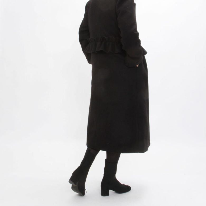 ロングコートにタイツ、5ｃｍヒールのショートブーツ全てを黒で統一した女優コーデ