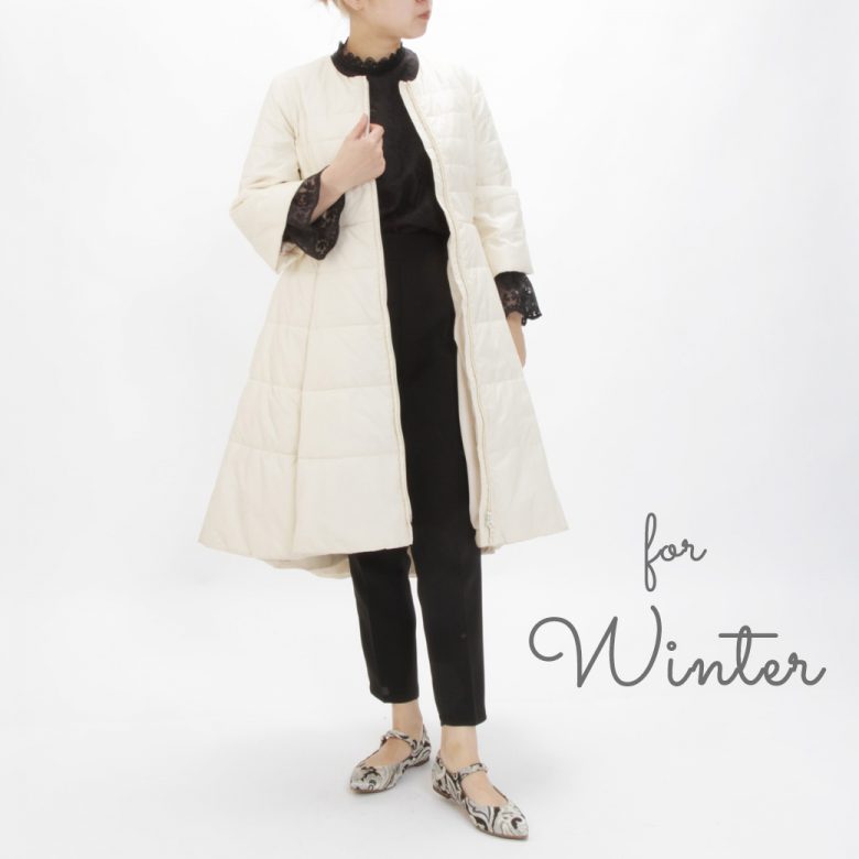 冬には潔くモノトーンコーデで。足元はちょっと明るくストラップ付のジャガードパンプスで。