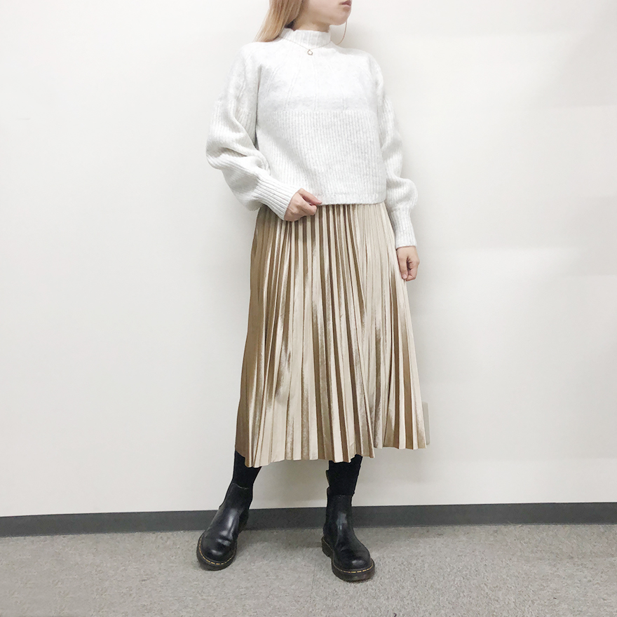 ボトルネックニットプリーツスカートコーデ
