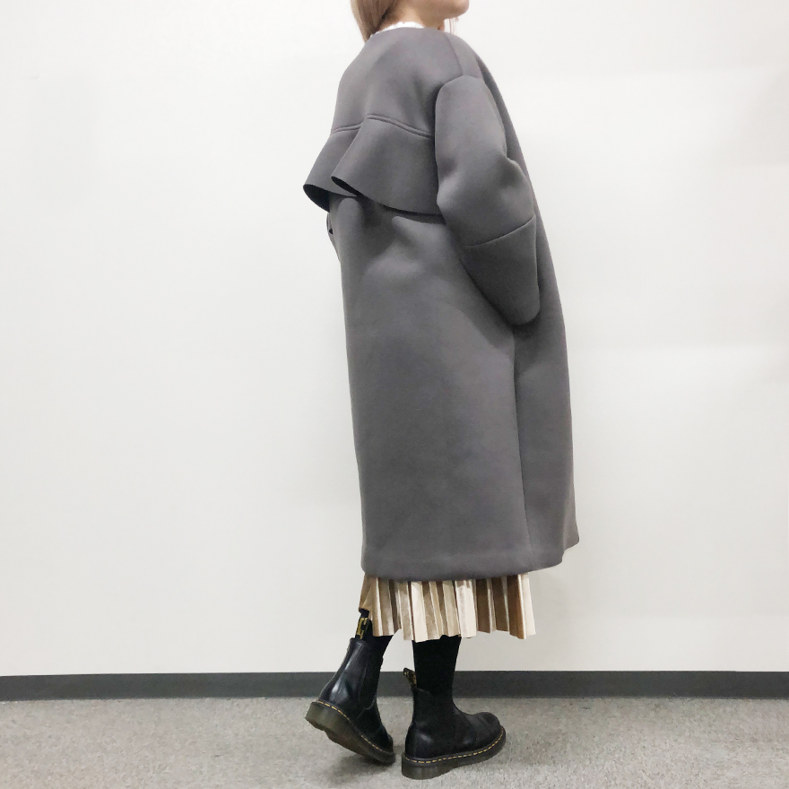 神戸・山の手バックフリルコート後ろ姿