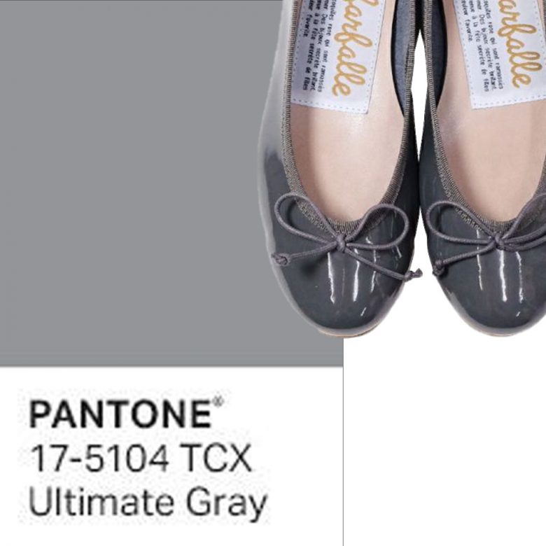2021年パントントレンドカラー・アルティメッドグレーはグレーのエナメルバレエシューズ