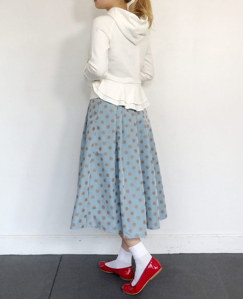 サックスの神戸・山の手ゴールドドットスカート ホワイトのフリルパーカー ホワイトのソックス 赤のバレエシューズ