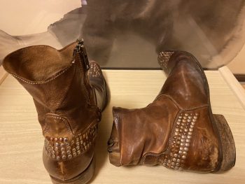 トゥ部分とかかとにベルトのように付いたスタッズがかっこいいプリマバーゼのブーツ