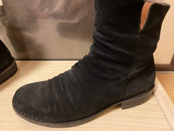 スエードのシンプルなショートブーツながらゆったりとしたしわ感がカジュアルにも使えるフィオレンティーニ+ベイカー