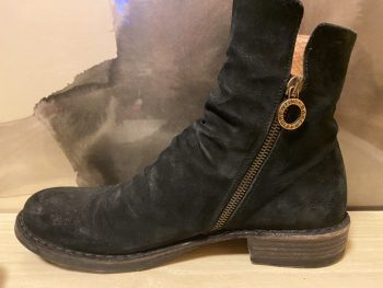 スエードのシンプルなショートブーツながらゆったりとしたしわ感がカジュアルにも使えるフィオレンティーニ+ベイカー