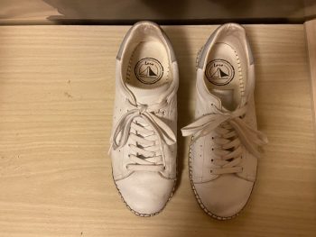 スニーカーのようなエスパドリーユのような白いラロの紳士靴