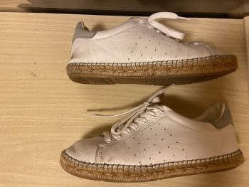 スニーカーのようなエスパドリーユのような白いラロの紳士靴