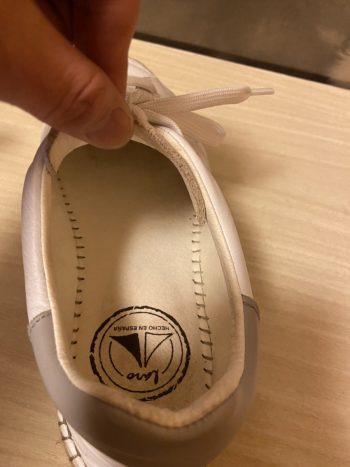 スニーカーのようなエスパドリーユのような白いラロの紳士靴