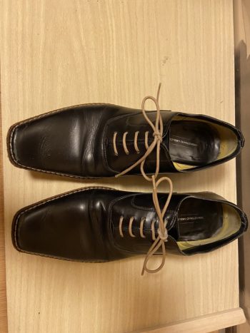 セバスティアーノ ミリオーレの黒い紳士靴。革を削り出して成形している底の着地面が面白い一足。