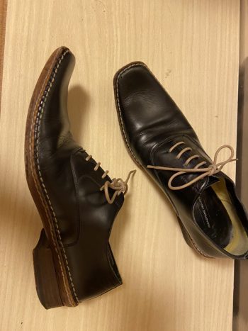 セバスティアーノ ミリオーレの黒いスクエアトゥの紳士靴。革を削り出して成形している底の着地面が面白い一足。