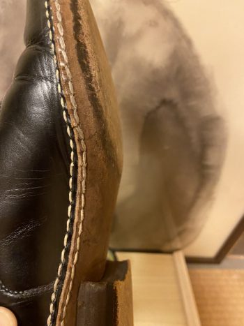 セバスティアーノ ミリオーレの黒い紳士靴。革を削り出して成形している底の着地面が面白い一足。