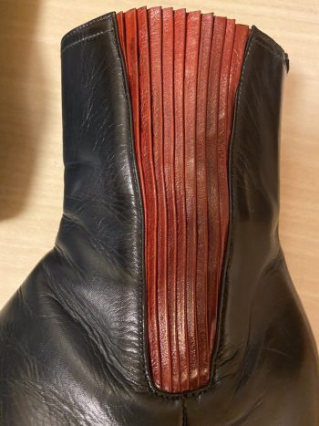 ネイビーのサイドにレッドを差し色にしたサイドゴアブーツ